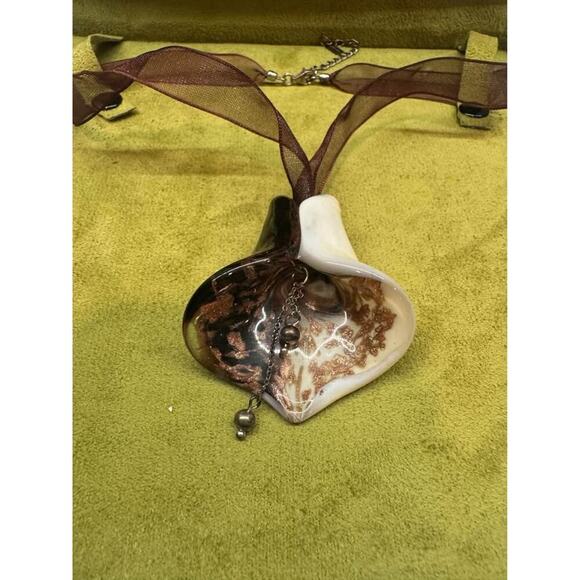 Finola's Jewel Box Glass Flower Pendant Necklace With Box - Picture 3 of 3